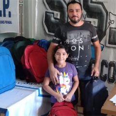 Comenzó la entrega de mochilas y útiles escolares