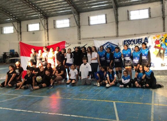 Encuentro de la Escuela de Vóley del SSIP junto a Defensores del Sur y Sansinena